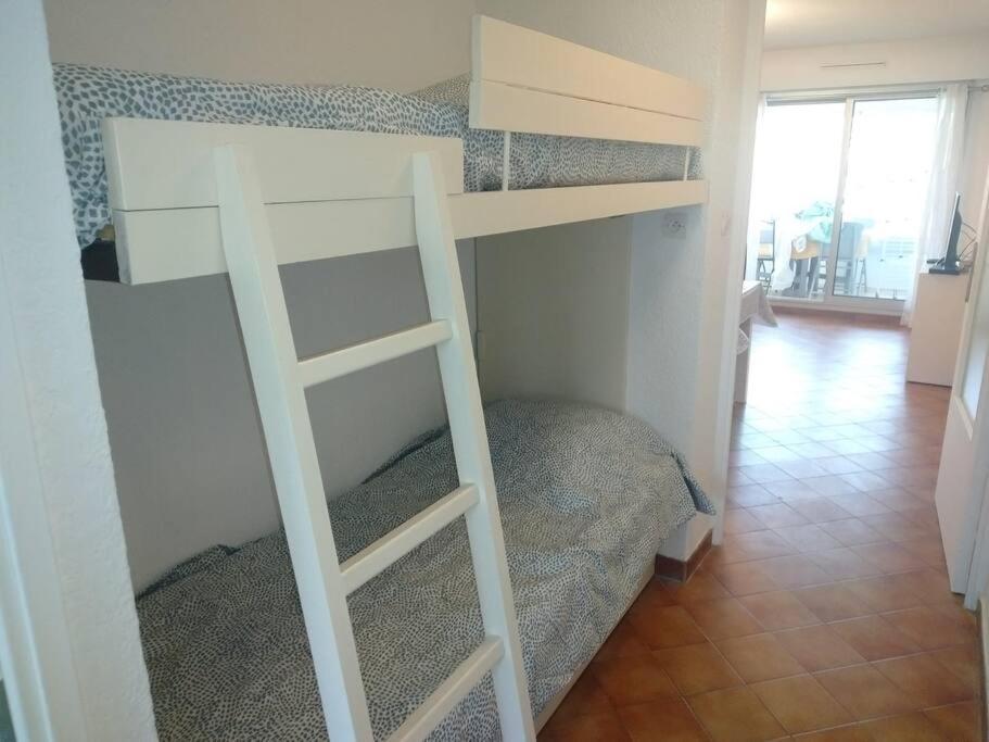 Capri Apartment Saint-Elme Bagian luar foto
